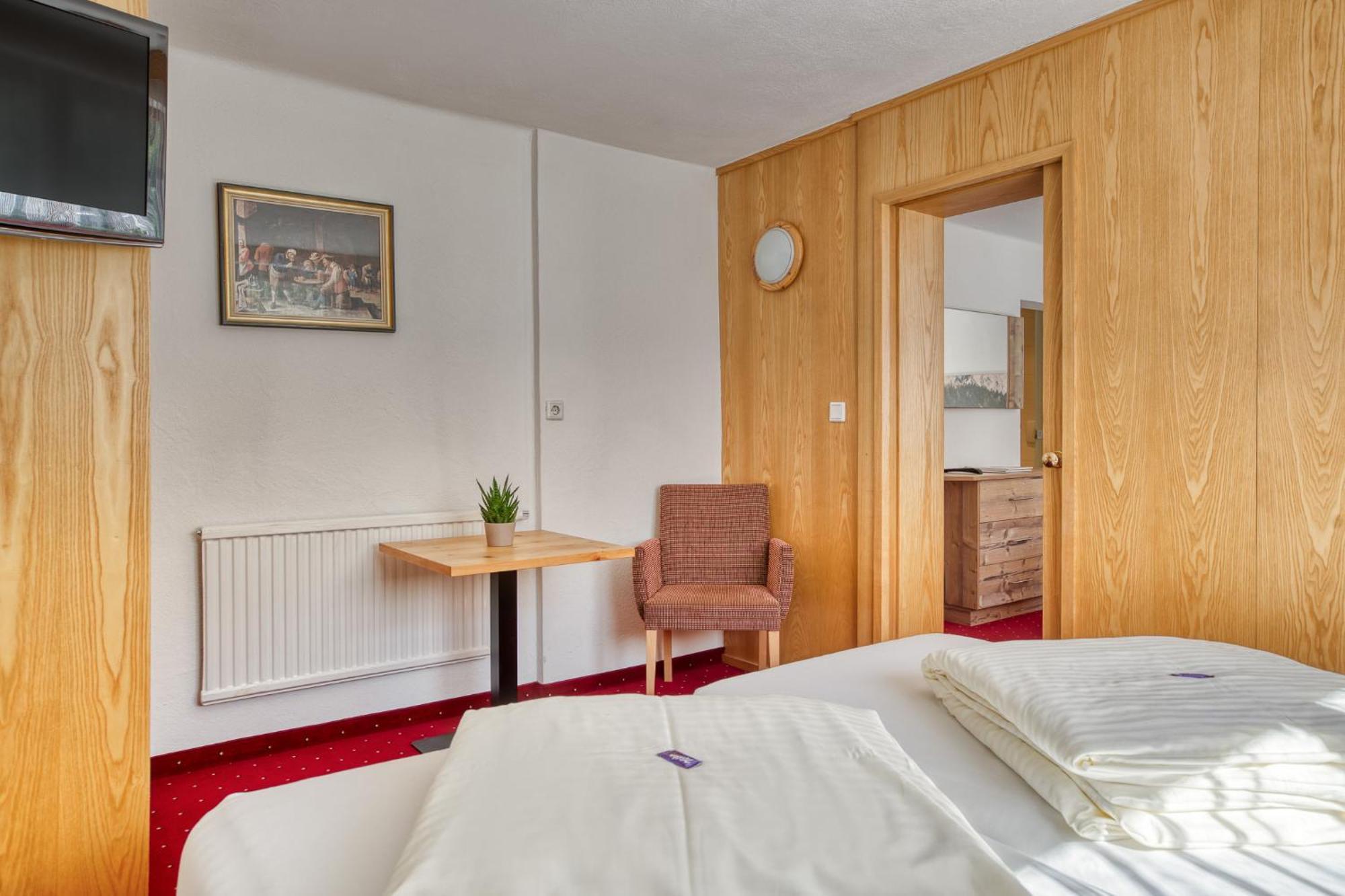 Hotel Jägerhof Oetz Rum bild
