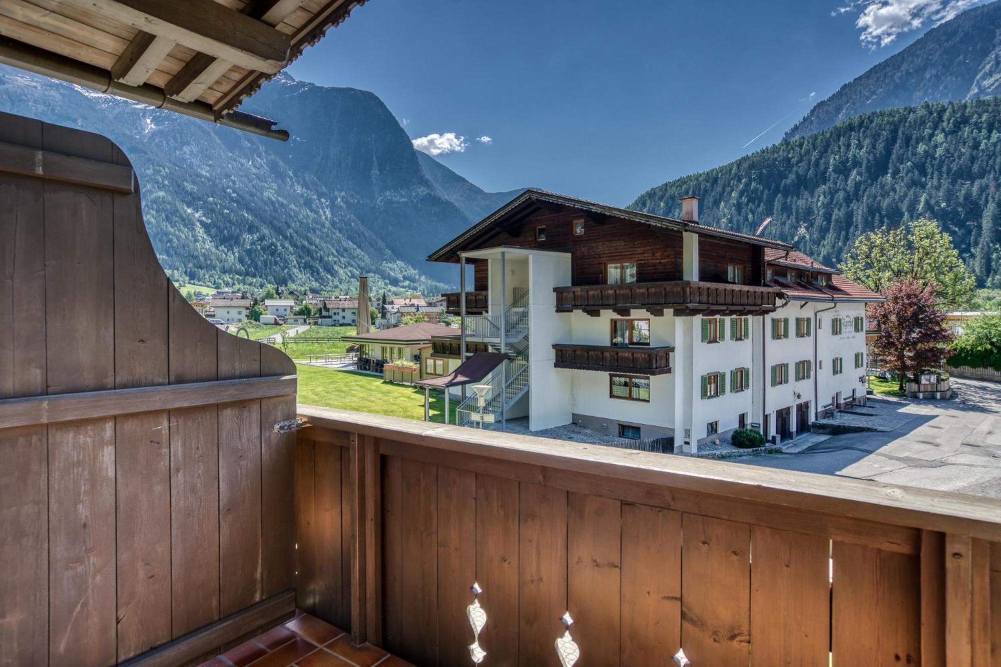 Hotel Jägerhof Oetz Rum bild